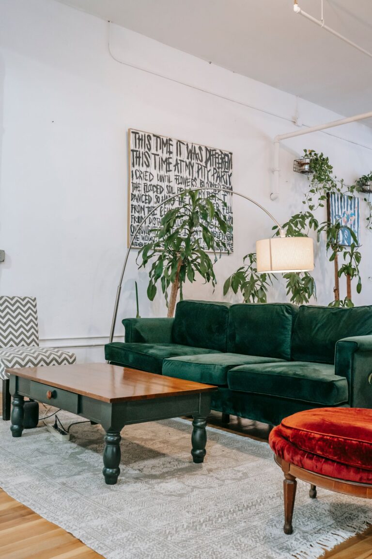 Een echte woonkamer met vloerkleed — sfeerbeeld